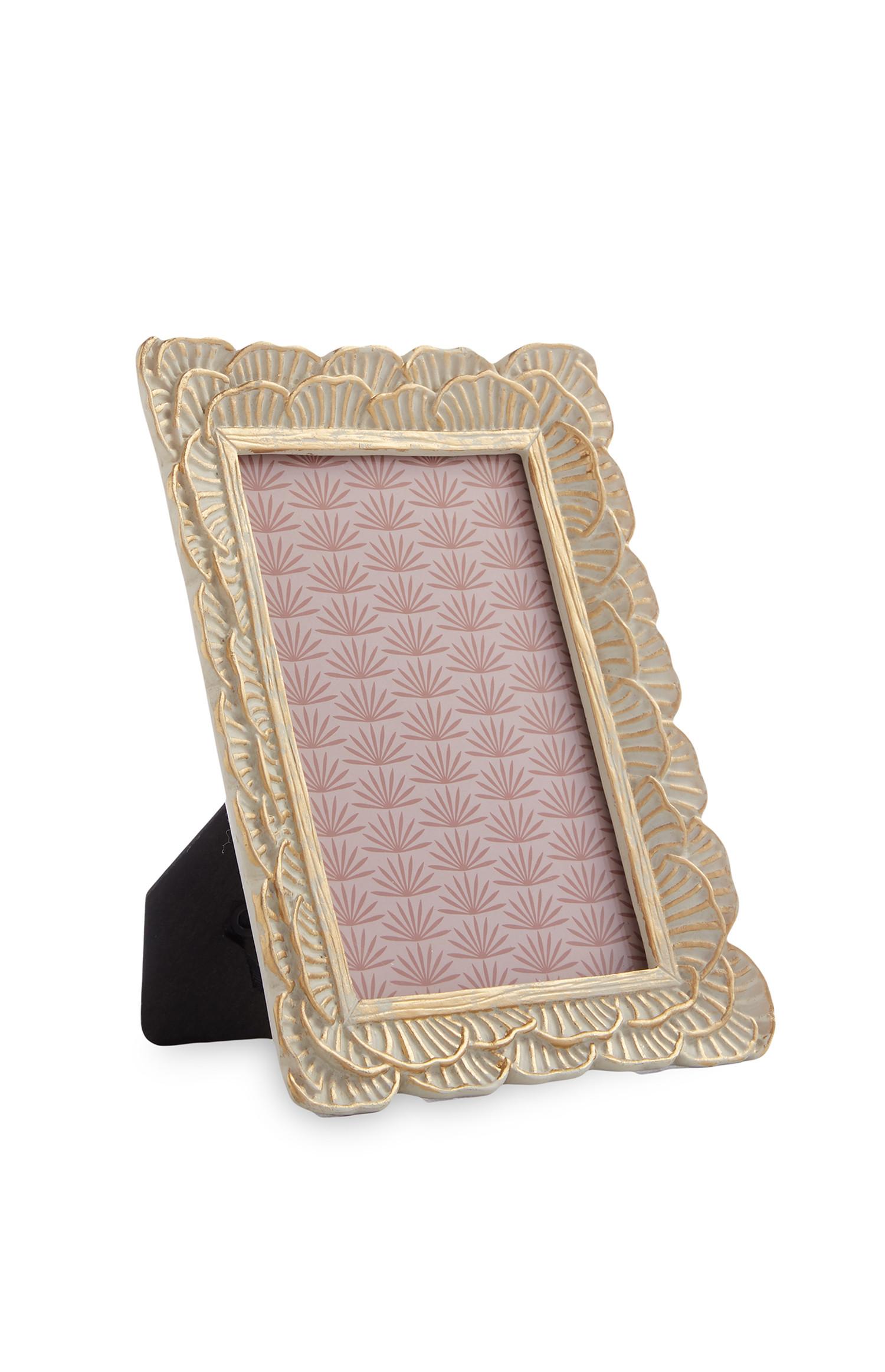 Zlat okvir za fotografije s cvetnimi lističi