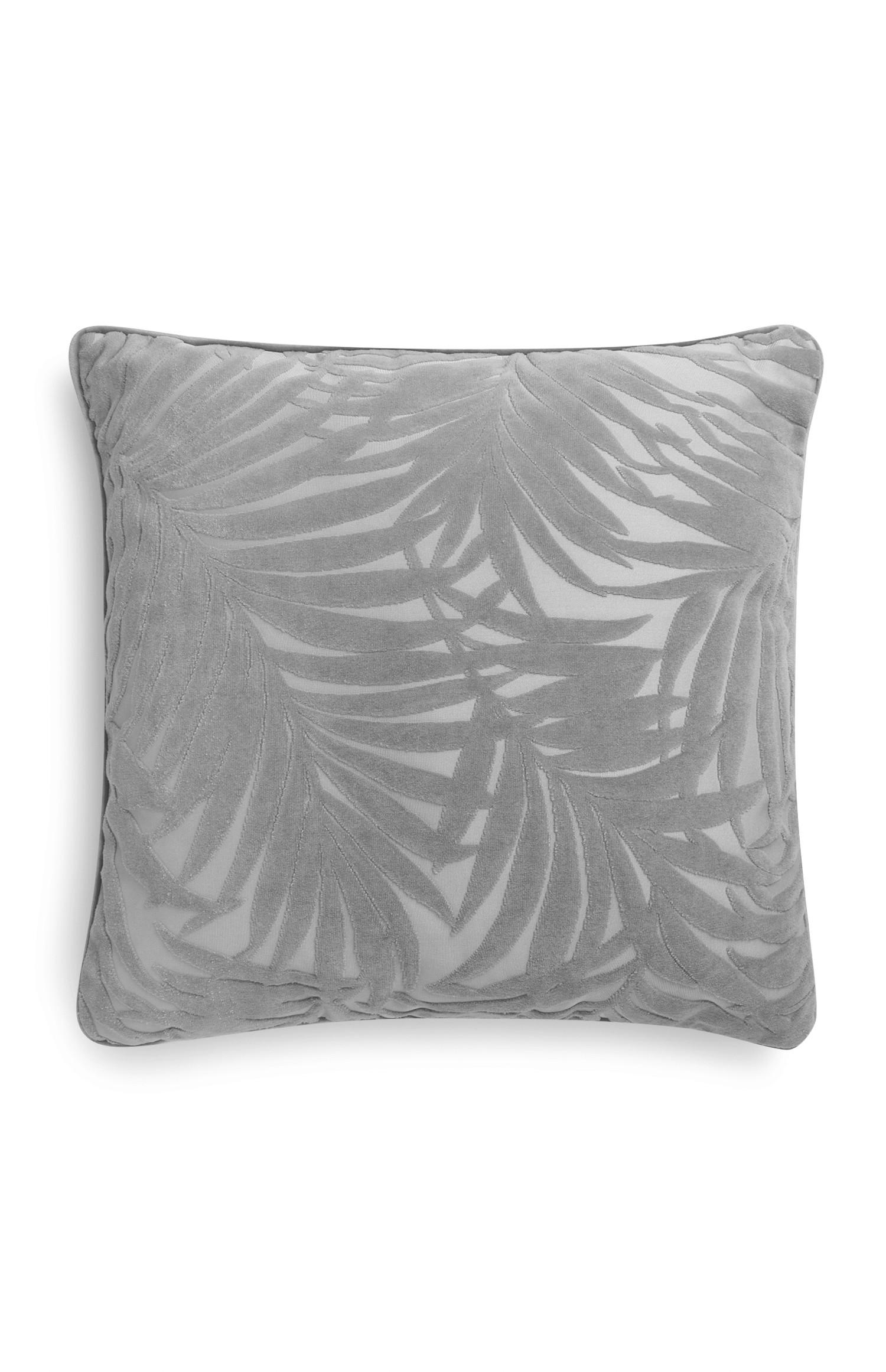 Siva žametna blazina s potiskom listov