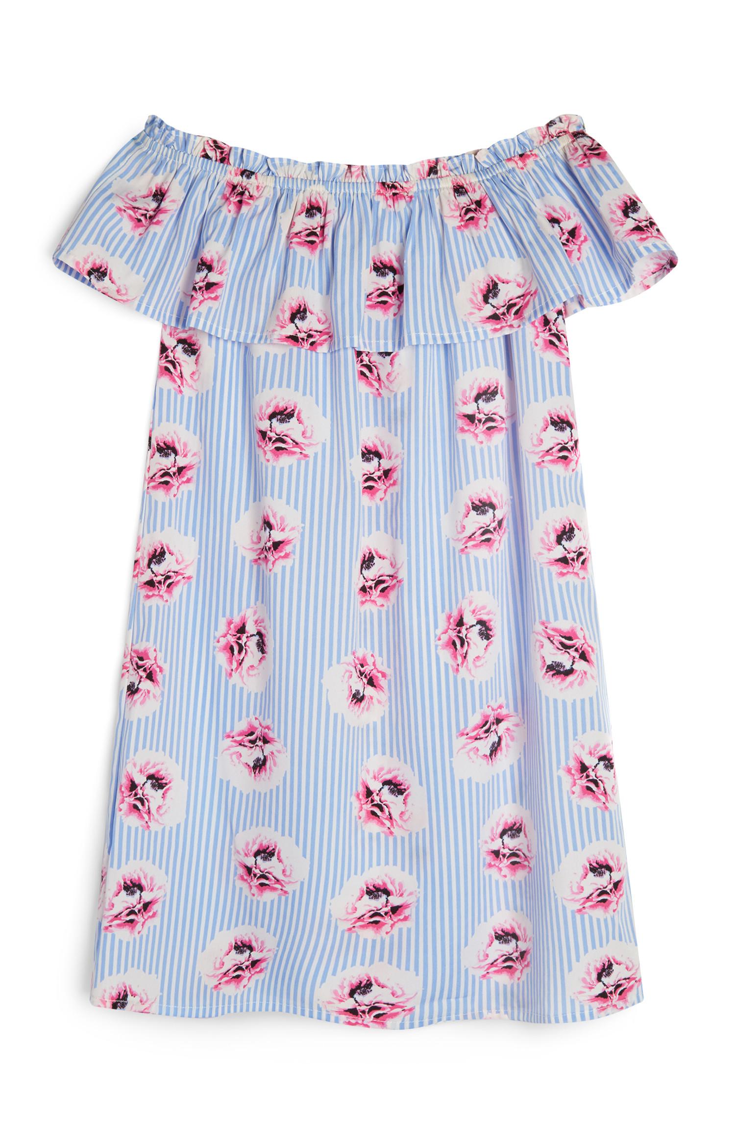 Abito azzurro a righe con spalle scoperte da ragazza