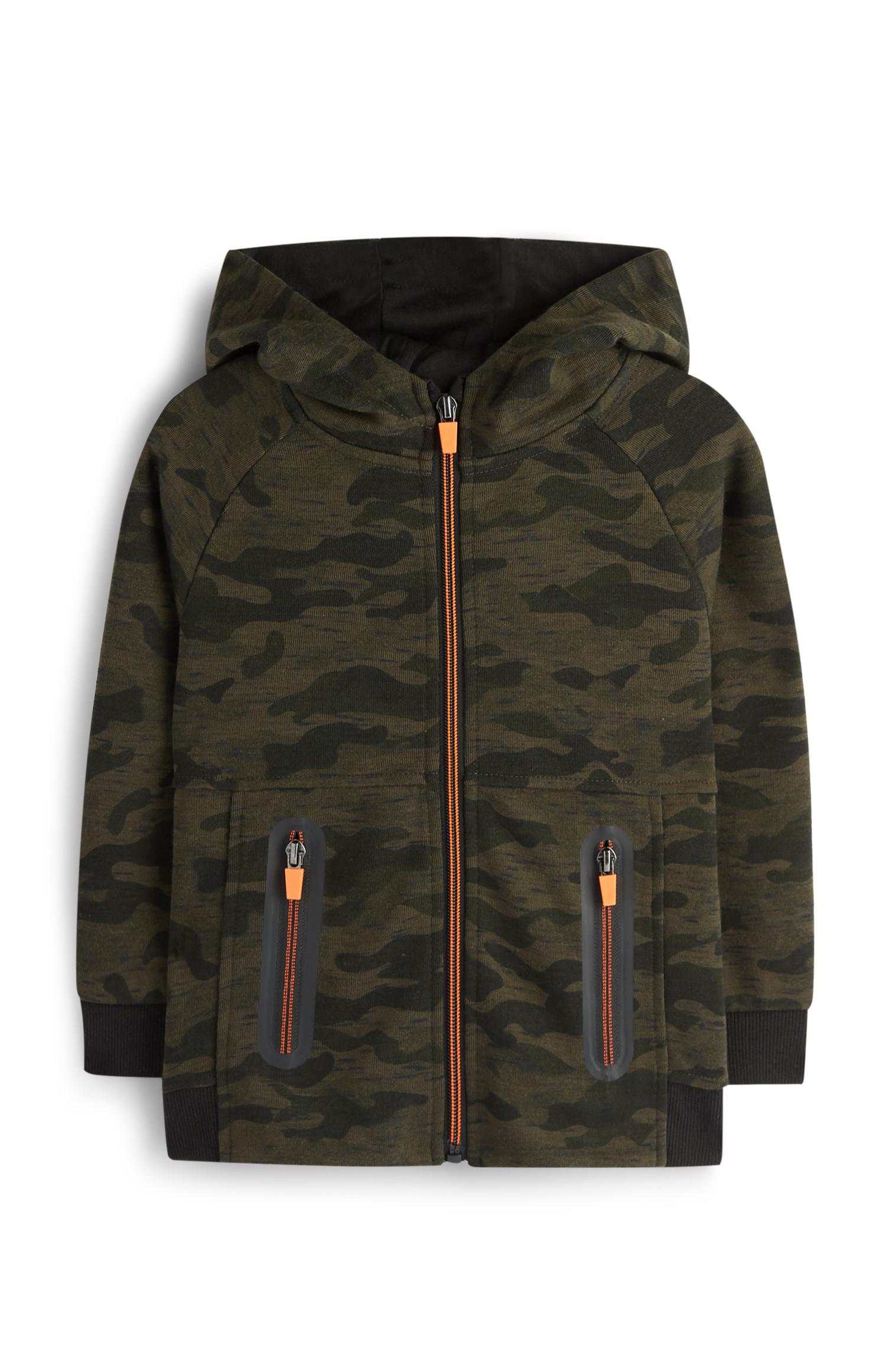 Pulover s kapuco in zadrgo kamuflažne barve za dečke