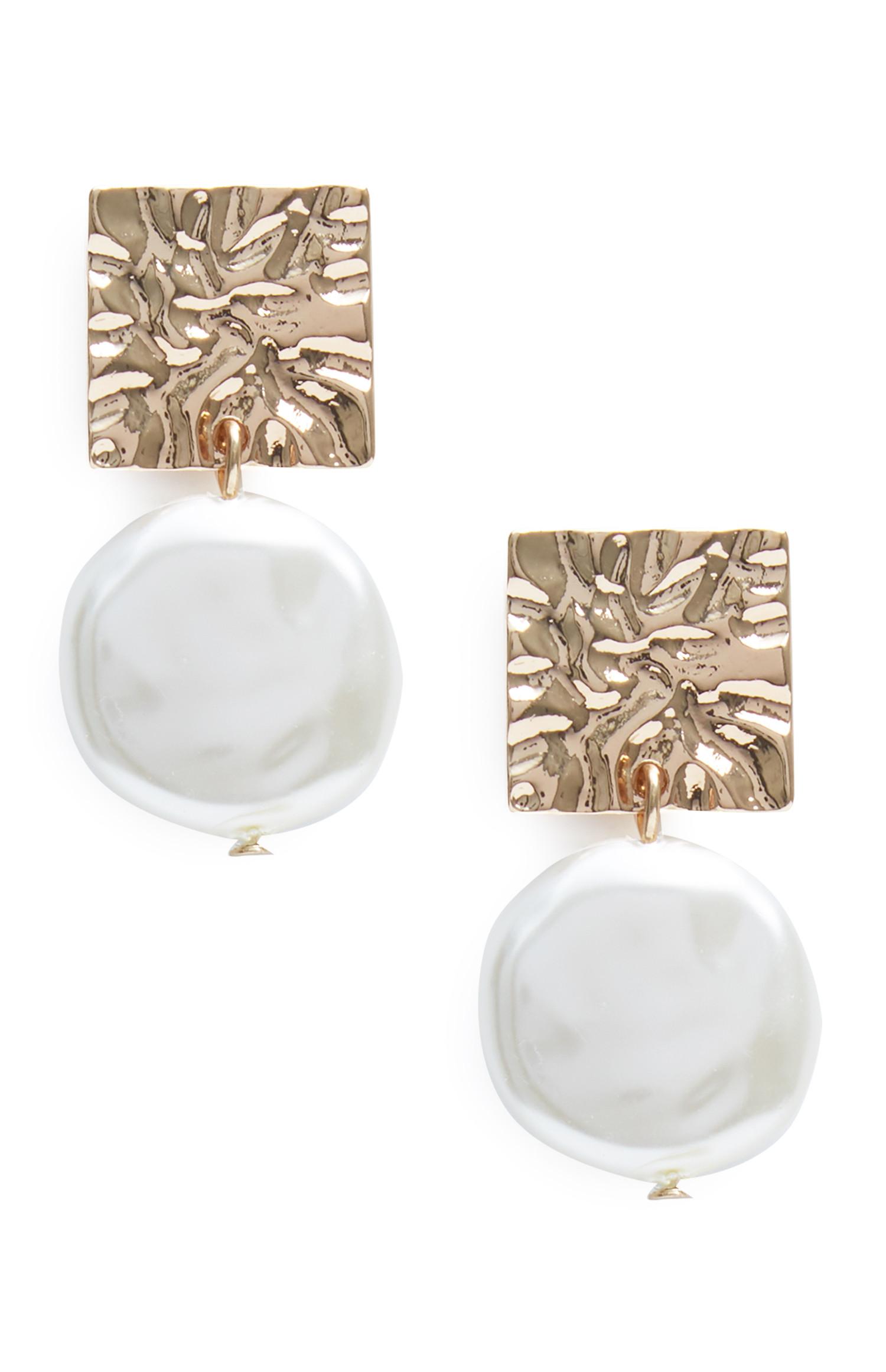 Kvadratni kovinski uhani z visečimi biseri