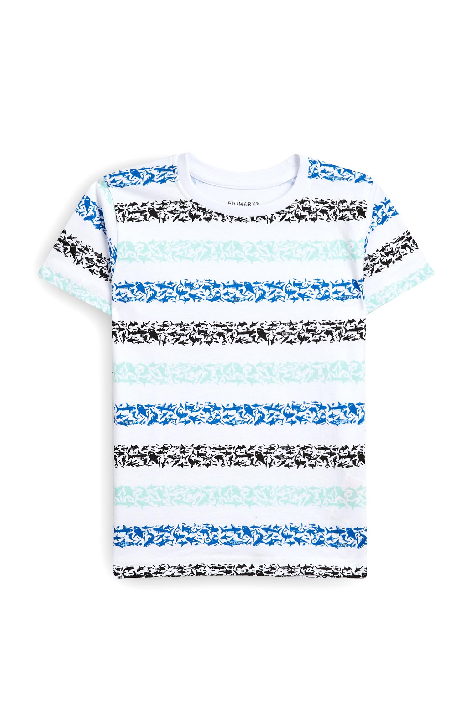 T-shirt manga curta estampado tubarão menino azul