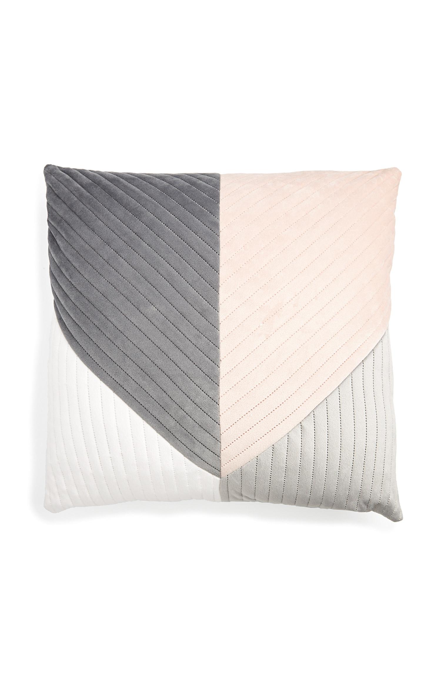 Rožnato-siva žametna blazina z barvnimi bloki