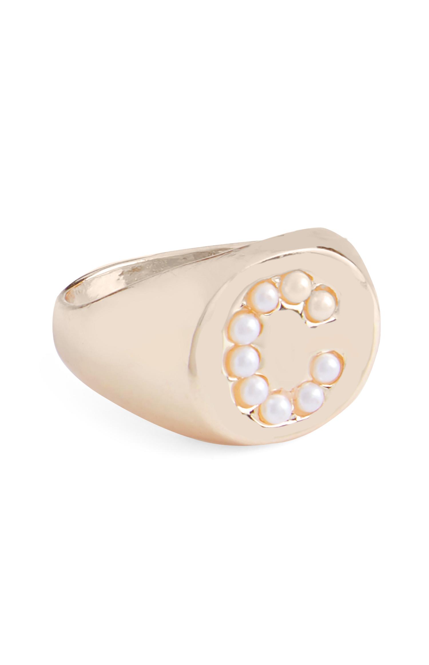 Prstan z začetnico iz biserov