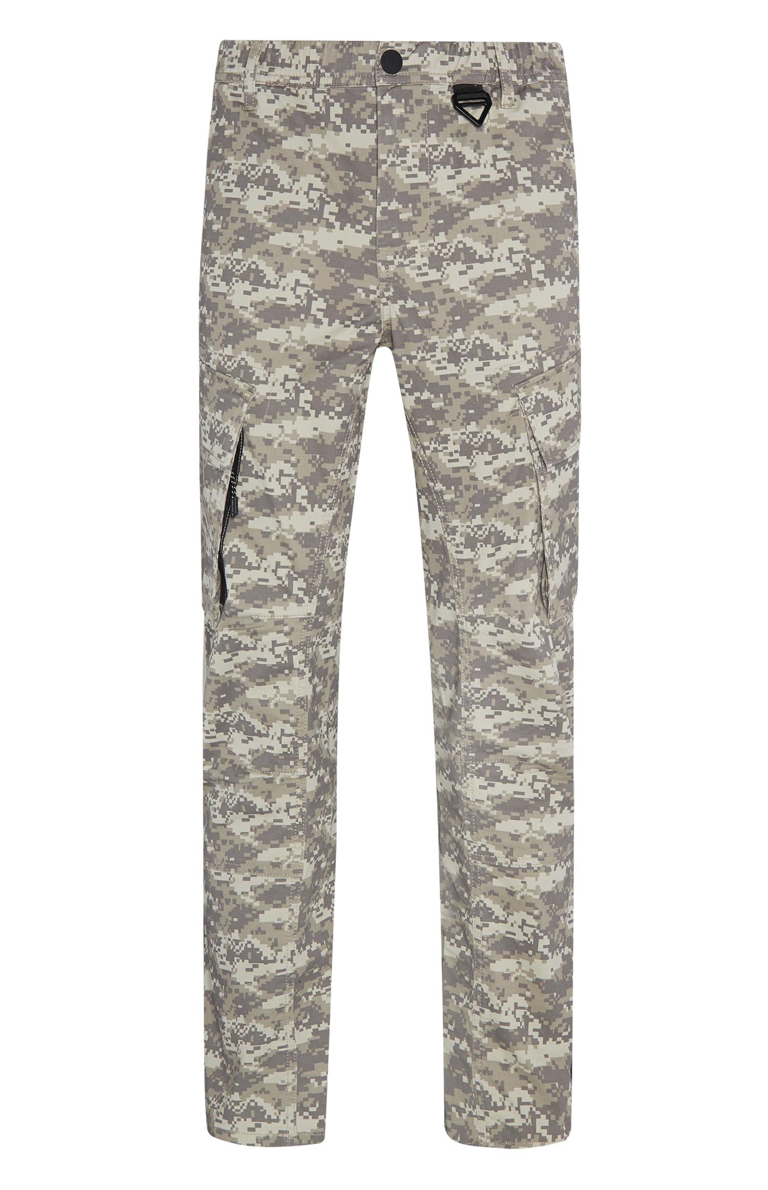 Kamuflažne hlače z žepi na stegnih svetle kaki barve