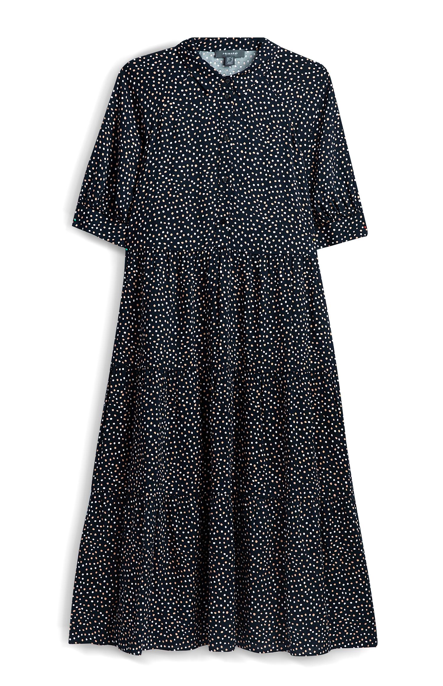 Robe longue noire à pois et superpositions
