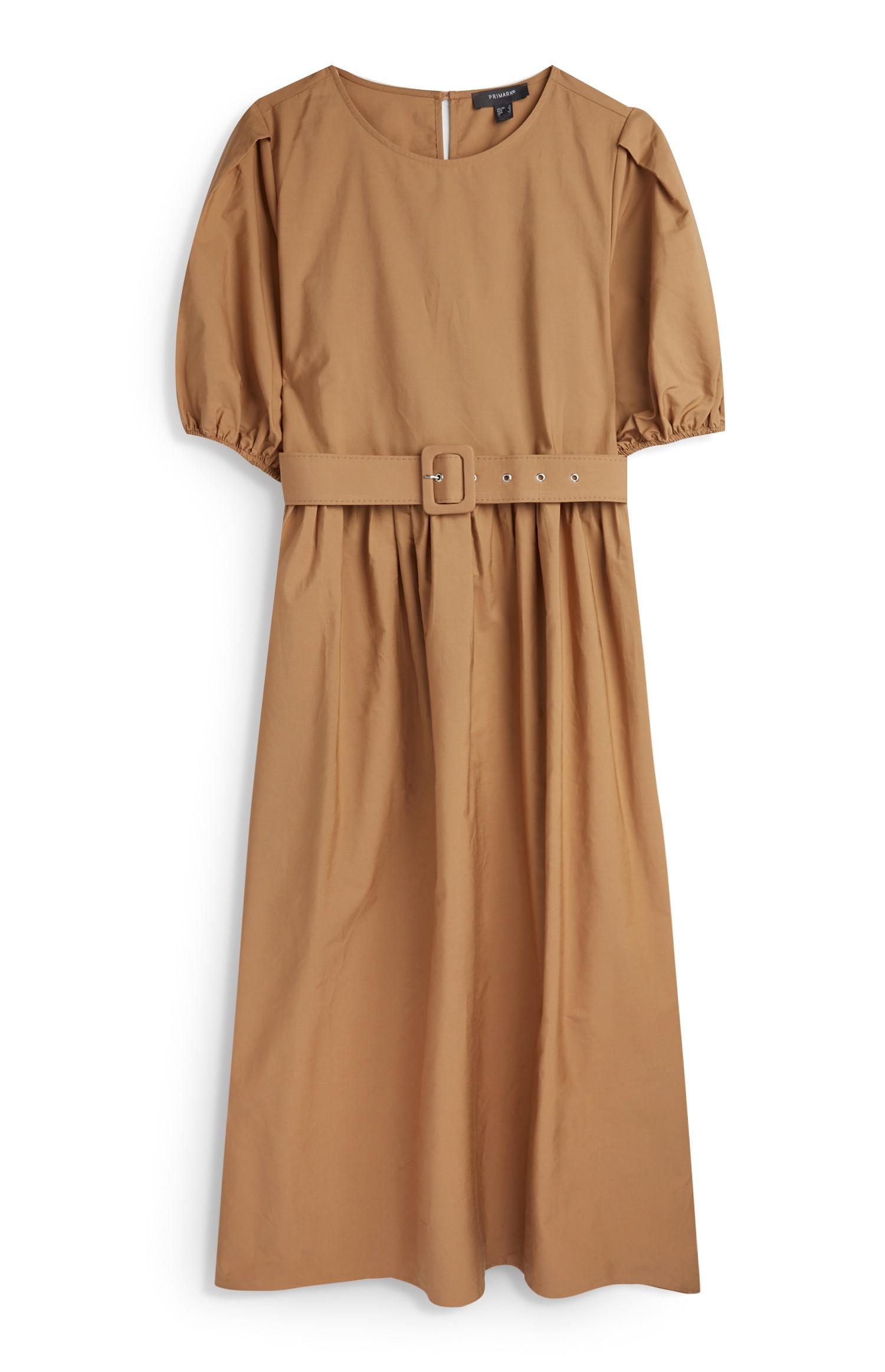 Robe mi-longue marron clair à manches bouffantes avec ceinture