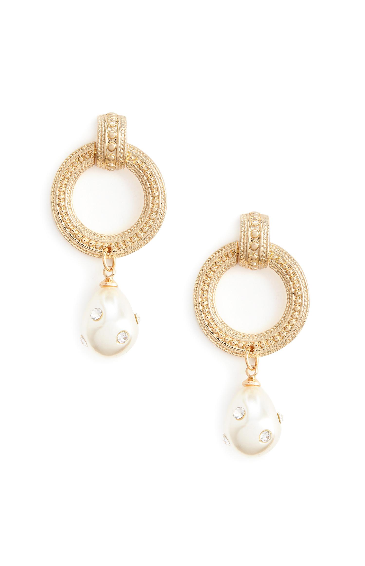 Brincos pendentes pérola circulares textura dourado