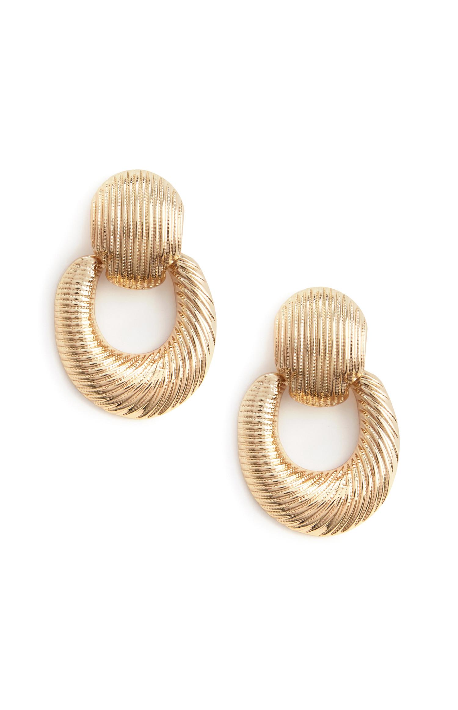 Brincos pendentes grossos textura dourado