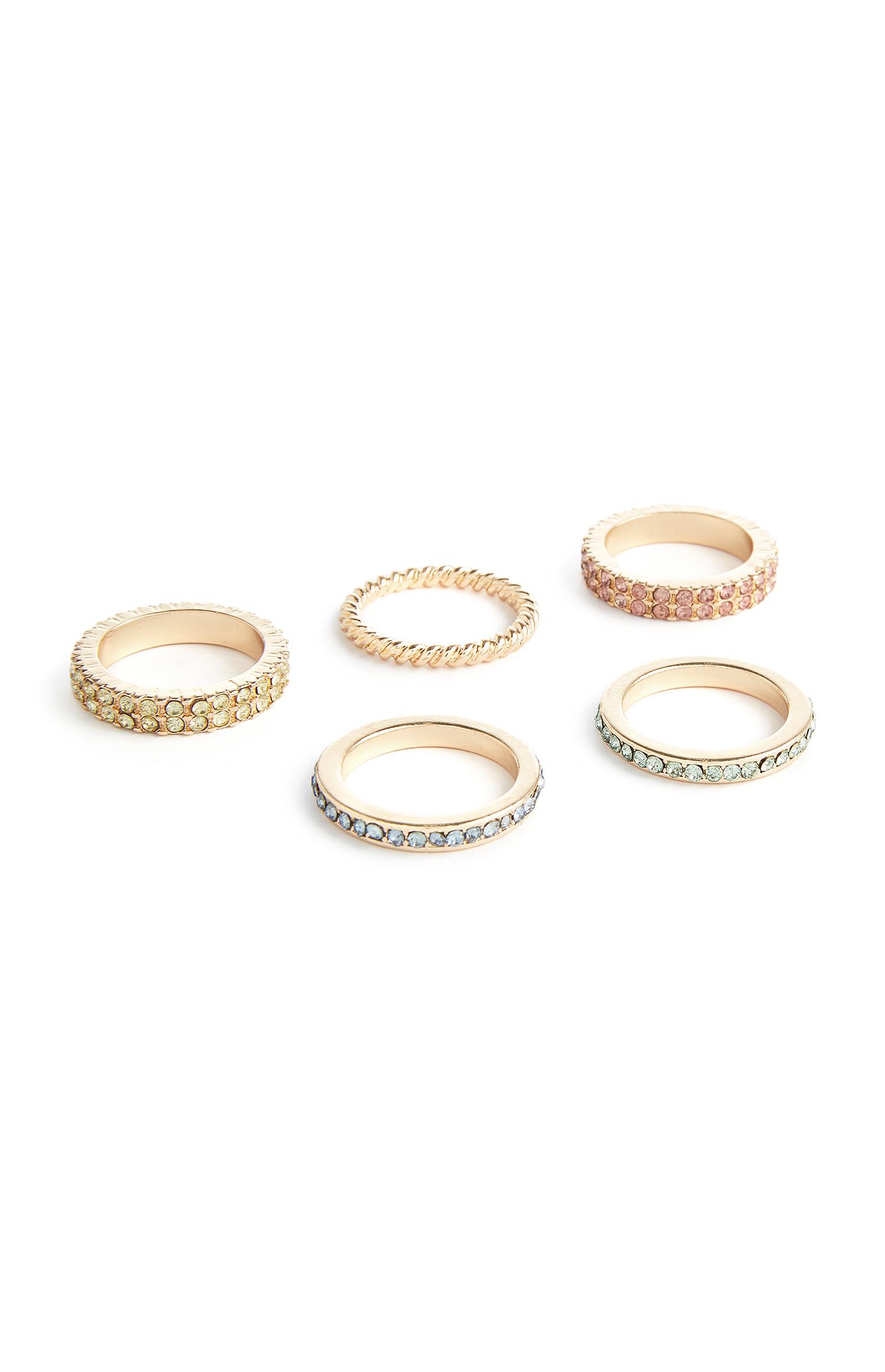 5 anelli dorati con gemme colorate