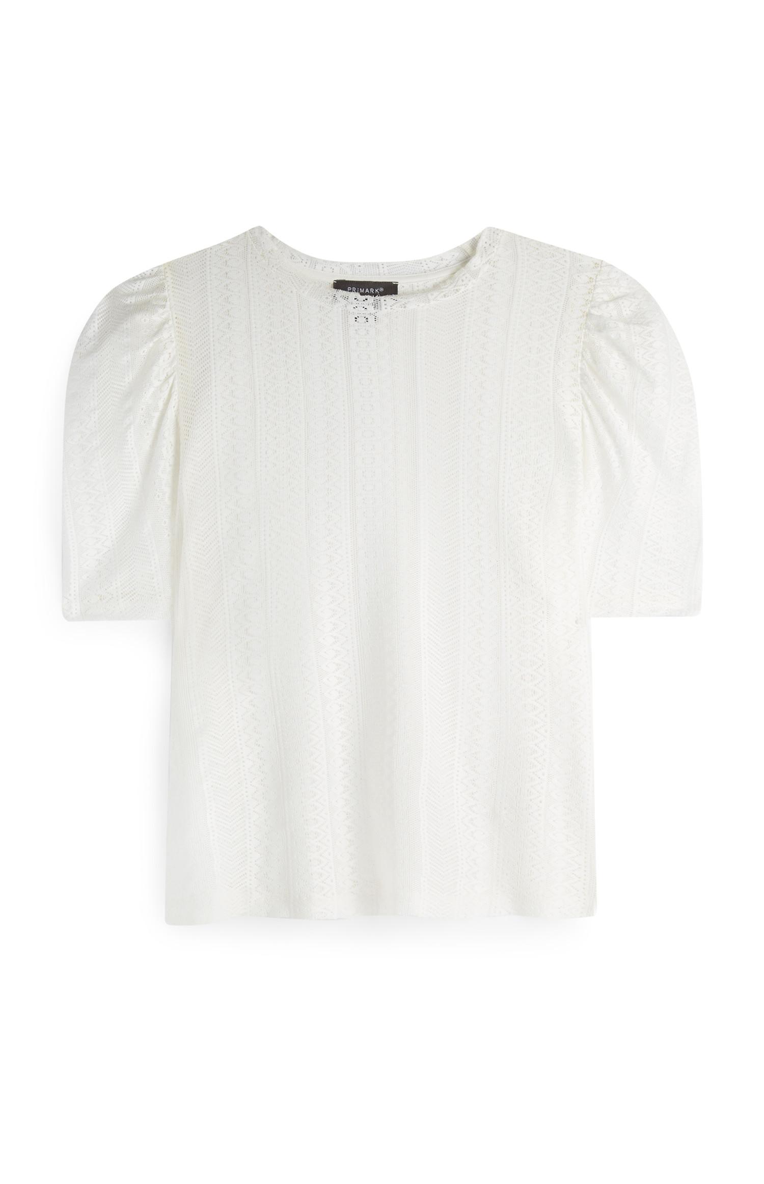 Haut blanc en dentelle à manches bouffantes