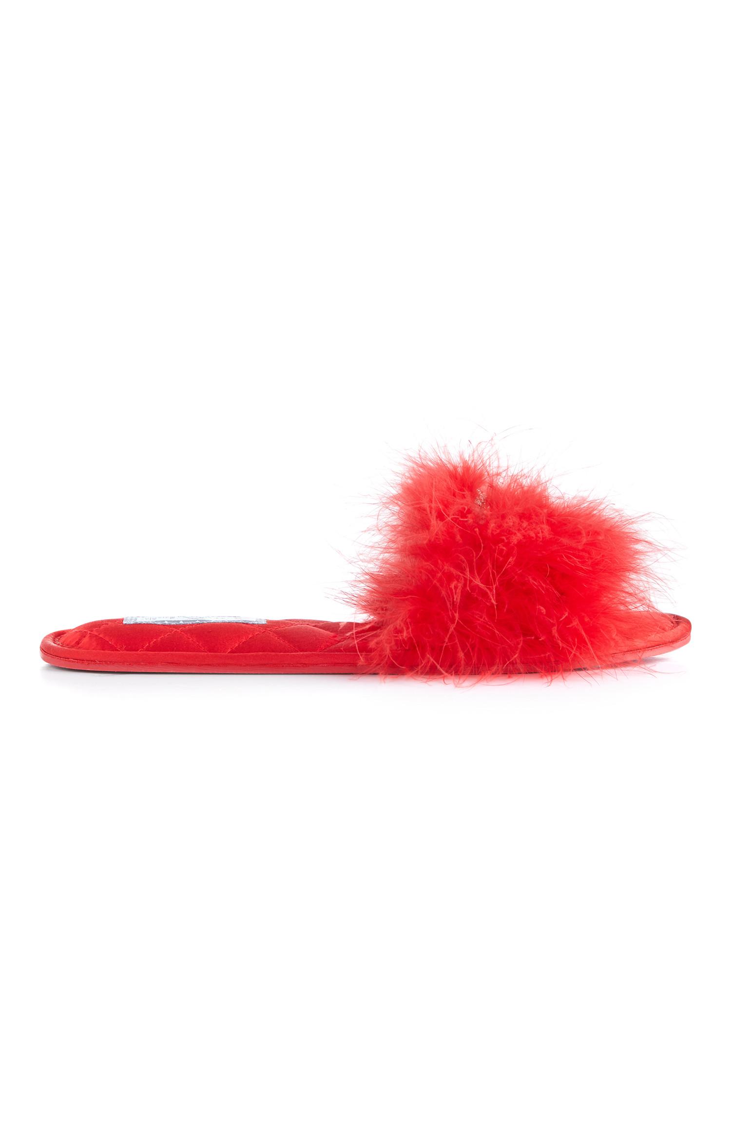 Chaussons rouges à plumes