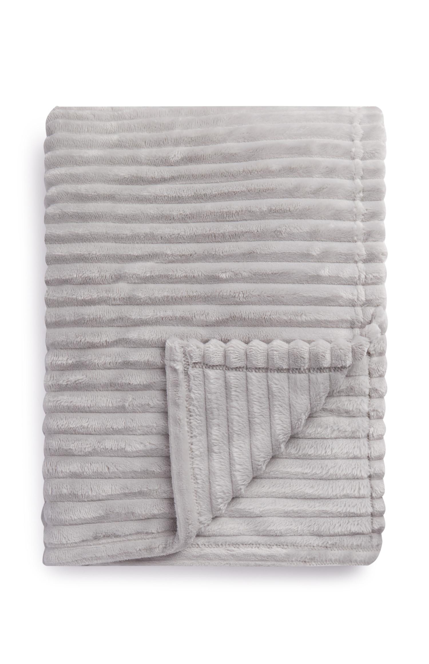 Zelo mehka teksturirana bela odeja