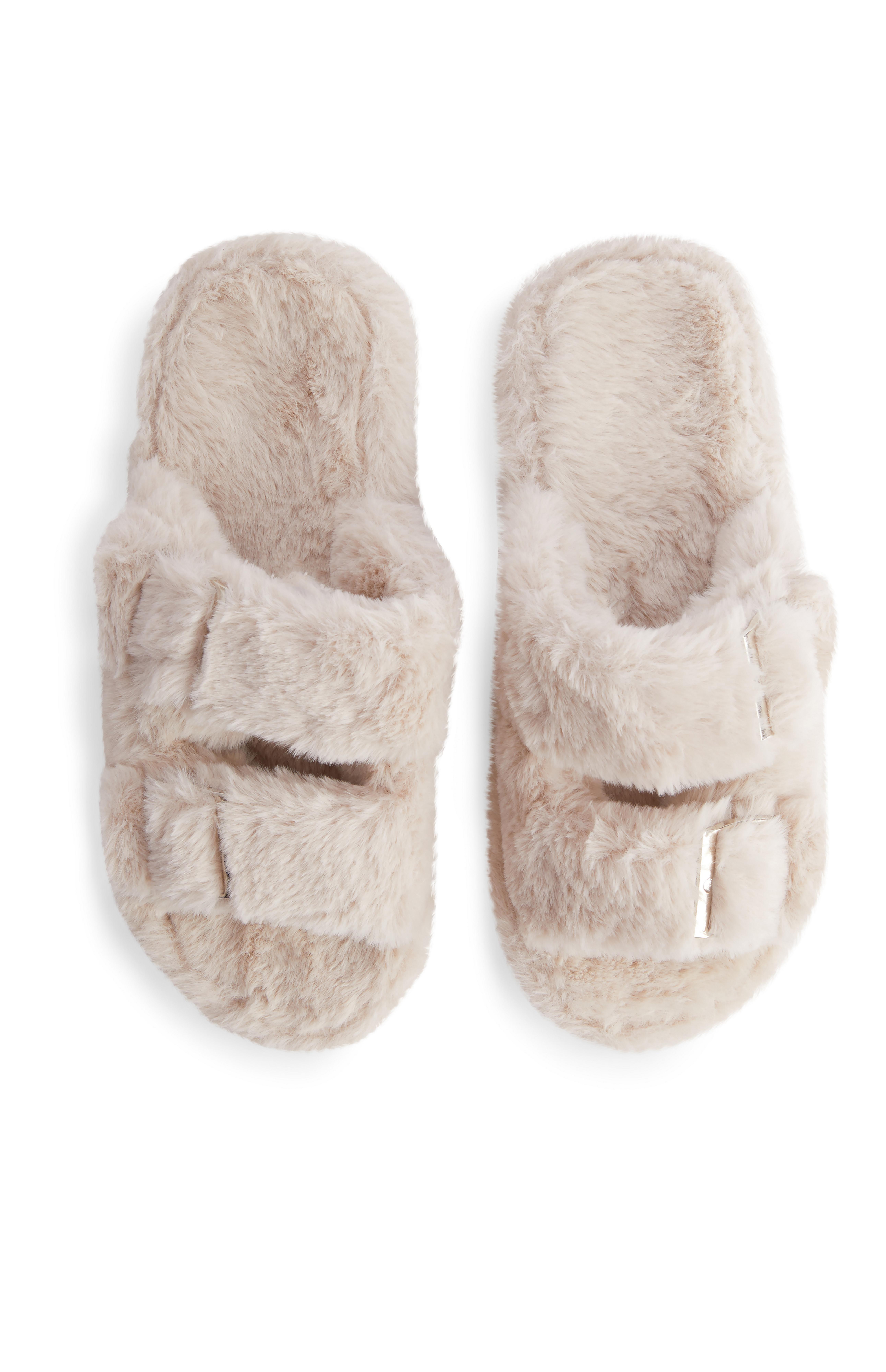 Chanclas color crema de pelo sintético con doble tira y hebillas