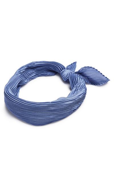 Blaues Halstuch mit Zierfalten