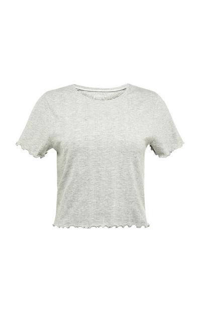 Camiseta gris acanalada con bordes ondulados