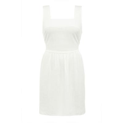Mini robe blanche en lin avec encolure carrée