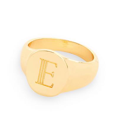 Gladek prstan v zlatem odtenku z začetnico E