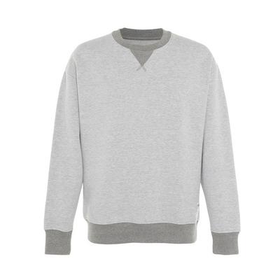 Suéter gris con cuello redondo acanalado en contraste