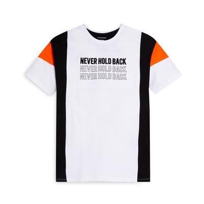 Weißes T-Shirt in Blockfarben mit Slogan und Cut-and-Sew-Optik (Teeny Boys)