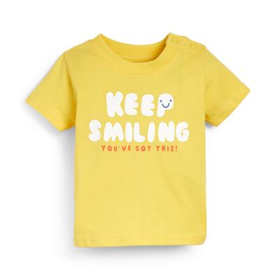 T-shirt gialla con scritta da bimbo