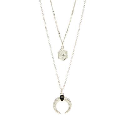 Dvoredna ogrlica v srebrnem odtenku z obeskom v obliki rogov