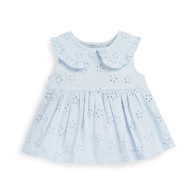 Himmelblaue Bluse mit Schiffli-Stickerei für Babys (M)