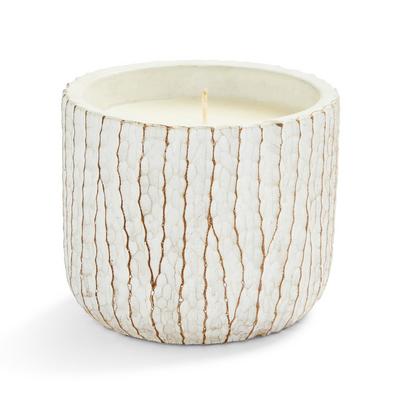 Kerze in weißem, strukturiertem Keramikgefäß