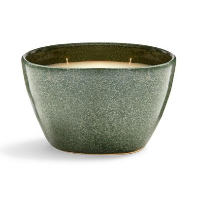 Kerze in grünem, ovalem Gefäß aus Keramik