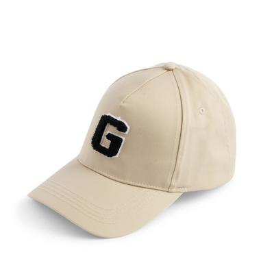 Gorra color crema con letra «G» en relieve
