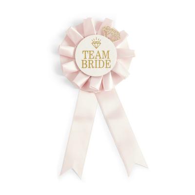 Różowa odznaka z napisem Bride To Be