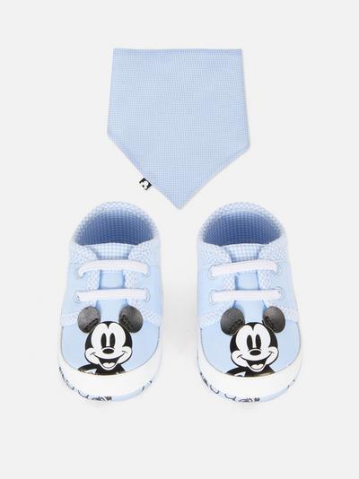 Set de pantofi și bavețică cu Mickey Mouse de la Disney
